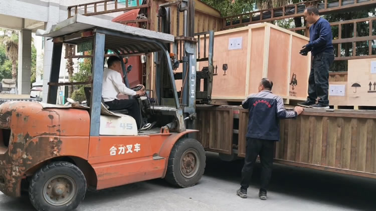 鋁箔分切機裝車發(fā)貨 鋁箔分切機裝車發(fā)貨