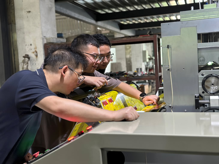 PET點斷復(fù)卷機(jī) PET點斷復(fù)卷機(jī)